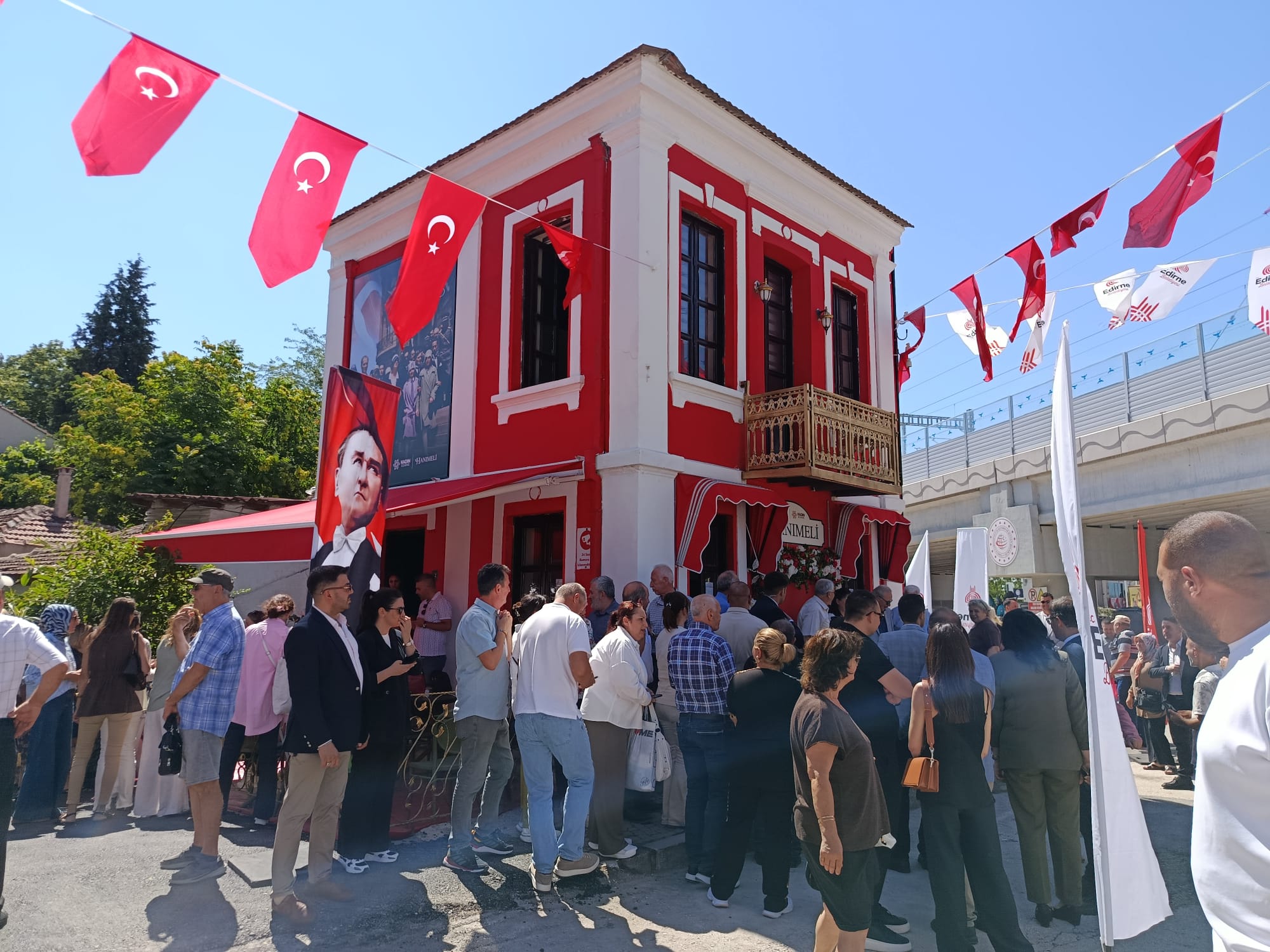 Edirne Belediyesi tarafından bir süredir ‘Mor Ev Kadın Atölyesi’ olarak hizmet veren sivil mimarlık örneği tarihi yapı, aslına uygun şekilde elden geçirilip kentin simge rengi olan Edirne Kırmızısına boyanarak ‘Hanımeli’ adıyla yeniden kapılarını açtı.